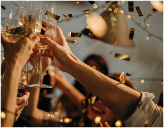 How Many Bottles for 20 Guests (The Exact Breakdown)